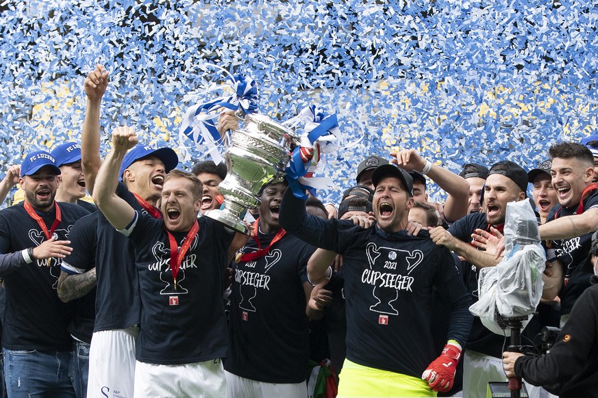 Der FC Luzern feiert den Sieg im Schweizer Fussball Cupfinal zwischen dem FC St. Gallen und dem FC Luzern, am Pfingstmontag, 24. Mai 2021, im Stadion Wankdorf in Bern. (KEYSTONE/Peter Schneider)