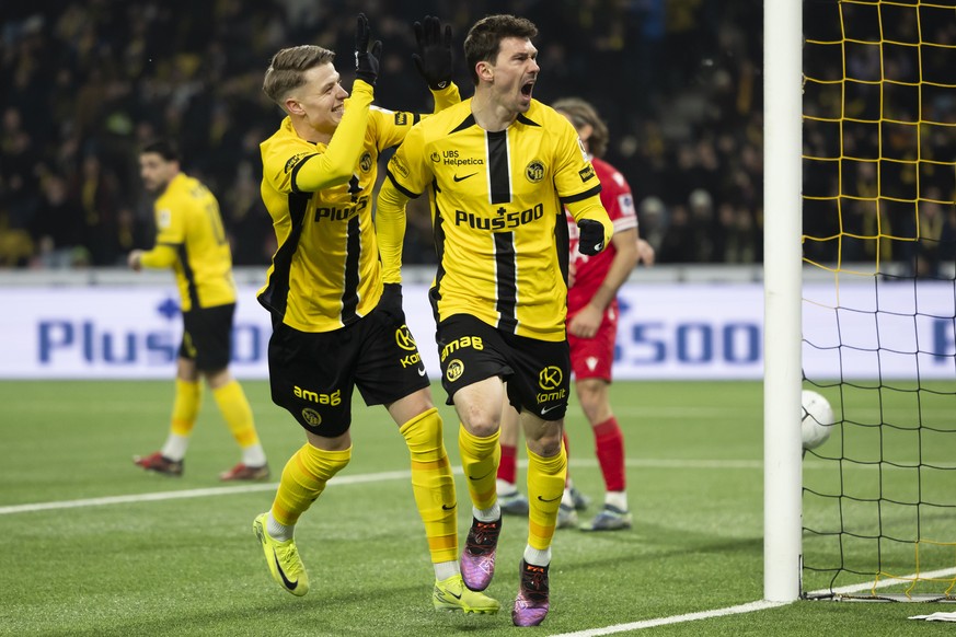 Christian Fassnacht (YB), rechts, jubelt nach seinem Tor zum 5-1 mit Teamkollege Lewin Blum im Super League Spiel zwischen dem BSC Young Boys und dem FC Sion, am Samstag, 8. Februar 2025 im Stadion Wa ...