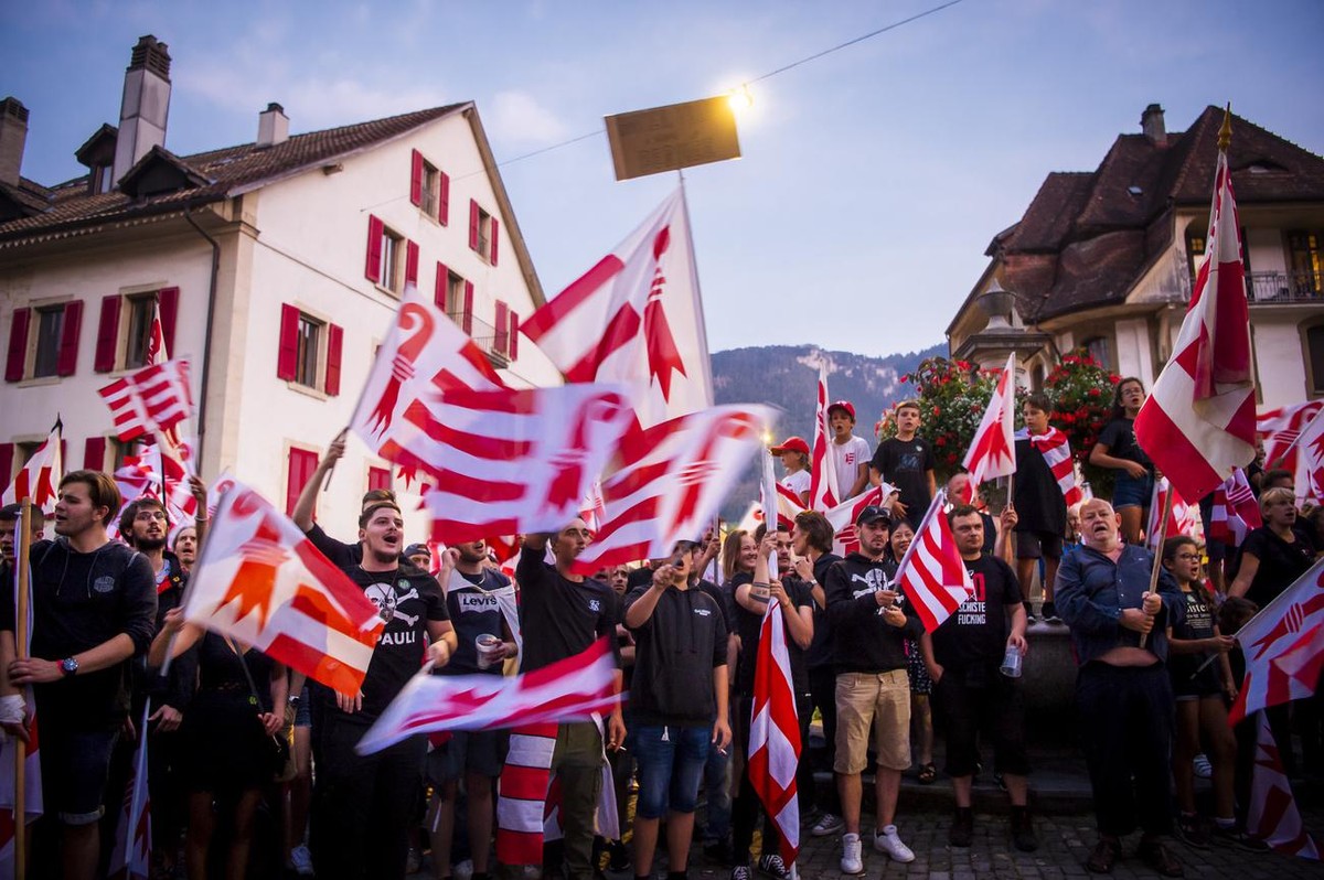 Des personnes manifestent avec des drapeaux jurassiens lors d'un rassemblement le vendredi 30 aout 2019 a Moutier. Le Tribunal administratif du canton de Berne a confirme l'annulation du vot ...