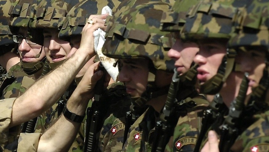 Soldaten der Durchdiener-RS 14 Aarau bereiten sich am Donnerstag, 10. Mai 2007 in Bueren an der Aare fuer einen Empfang der Norwegischen Verteidigungsministerin Anne Grete Strom-Erichson vor. Strom-Er ...