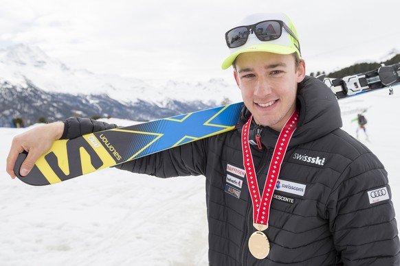 Luca Aerni (1. Platz) posiert nach dem Slalom an den Alpinen Ski Schweizermeisterschaften, am Sonntag, 29. Maerz 2015, in St. Moritz. (KEYSTONE/Gian Ehrenzeller)