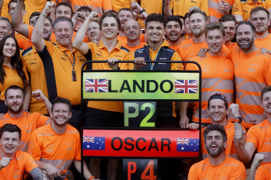 Formula 1 2023: British GP SILVERSTONE CIRCUIT, UNITED KINGDOM - JULY 09: Zak Brown, CEO, McLaren Racing, Oscar Piastri, McLaren, Lando Norris, McLaren, 2nd position, and the McLaren team celebrate af ...