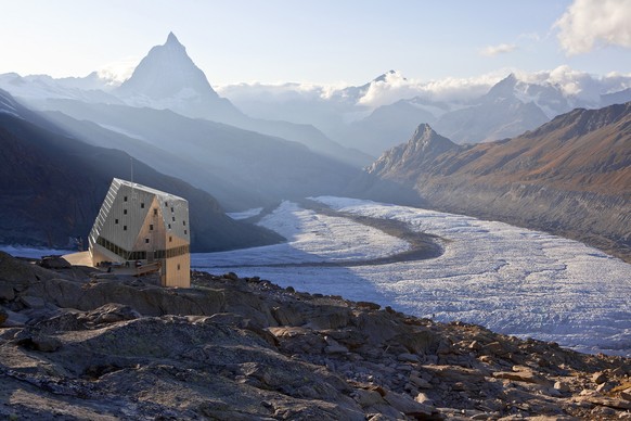 The Monte Rosa Hut of the Swiss Alpine Club (SAC) on the Gorner Glacier near Zermatt in the canton of Valais, Switzerland, pictured on October 2, 2009. Background: Matterhorn mountain. (KEYSTONE/Marti ...