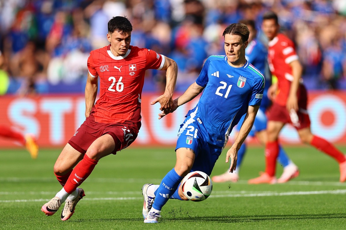 epa11445313 Nicolo Fagiolo of Italy (R) in action against Fabian Rieder of Switzerland during the UEFA EURO 2024 Round of 16 soccer match between Switzerland and Italy, in Berlin, Germany, 29 June 202 ...