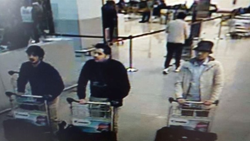 Die Verdächtigen: Ibrahim El Bakraoui (mitte) sprengte sich am Flughafen in die Luft. Die beiden anderen Männer sind nicht identifiziert. Der Mann mit dem Hut setzte die grösste Bombe – diese detonier ...