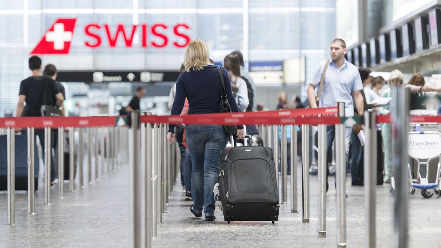 ARCHIVBILD ZUR BILANZ VON SWISS INTERNATIONAL AIRLINES IM DRITTEN QUARTAL 2020, AM DONNERSTAG, 5. NOVEMBER 2020 - Passengers queue in the check-in hall 1 at Zurich Airport, pictured in Kloten, Switzer ...