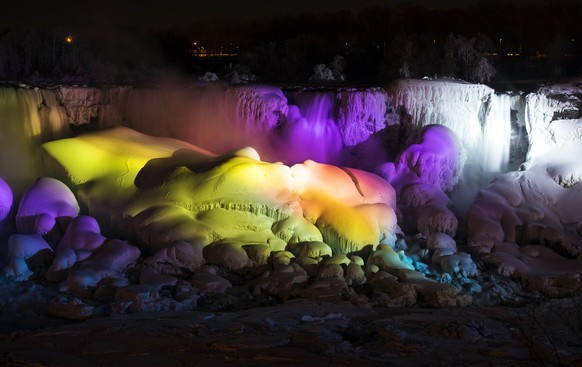 A partially frozen Niagara Falls is seen on the American side lit by lights during sub freezing  temperatures in Niagara Falls, Ontario March 3, 2014.    REUTERS/Mark Blinch (CANADA - Tags: ENVIRONMENT TRAVEL)