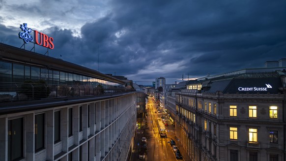 ARCHIV - ZUR HEUTIGEN PRESSEKONFERENZ DER UBS STELLEN WIR IHNEN FOLGENDES BILDMATERIAL ZUR VERFUEGUNG - An aerial view shows the headquarters of the Swiss banks Credit Suisse, right, and UBS, left, at ...