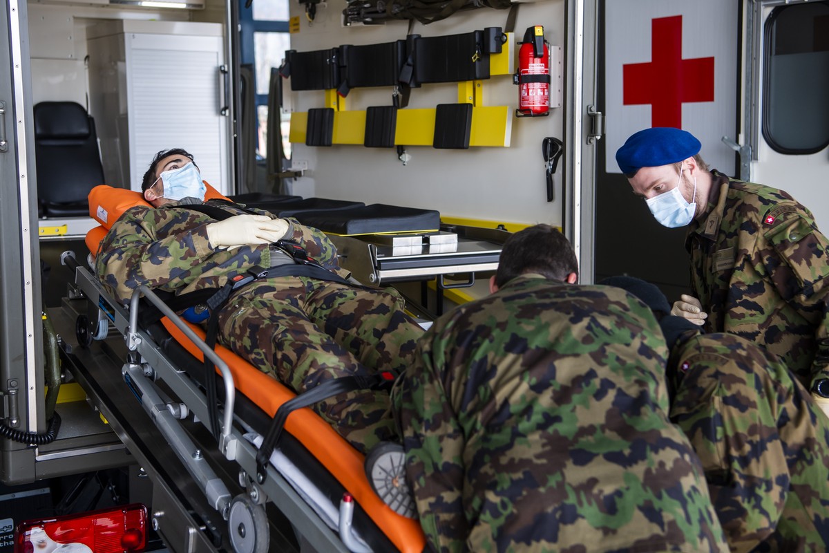 Soldiers from the Swiss Army "Bataillon Hopital 2" from "Division territoriale 1" practice health and medical exercises in the military camp before being deployed in support of pub ...