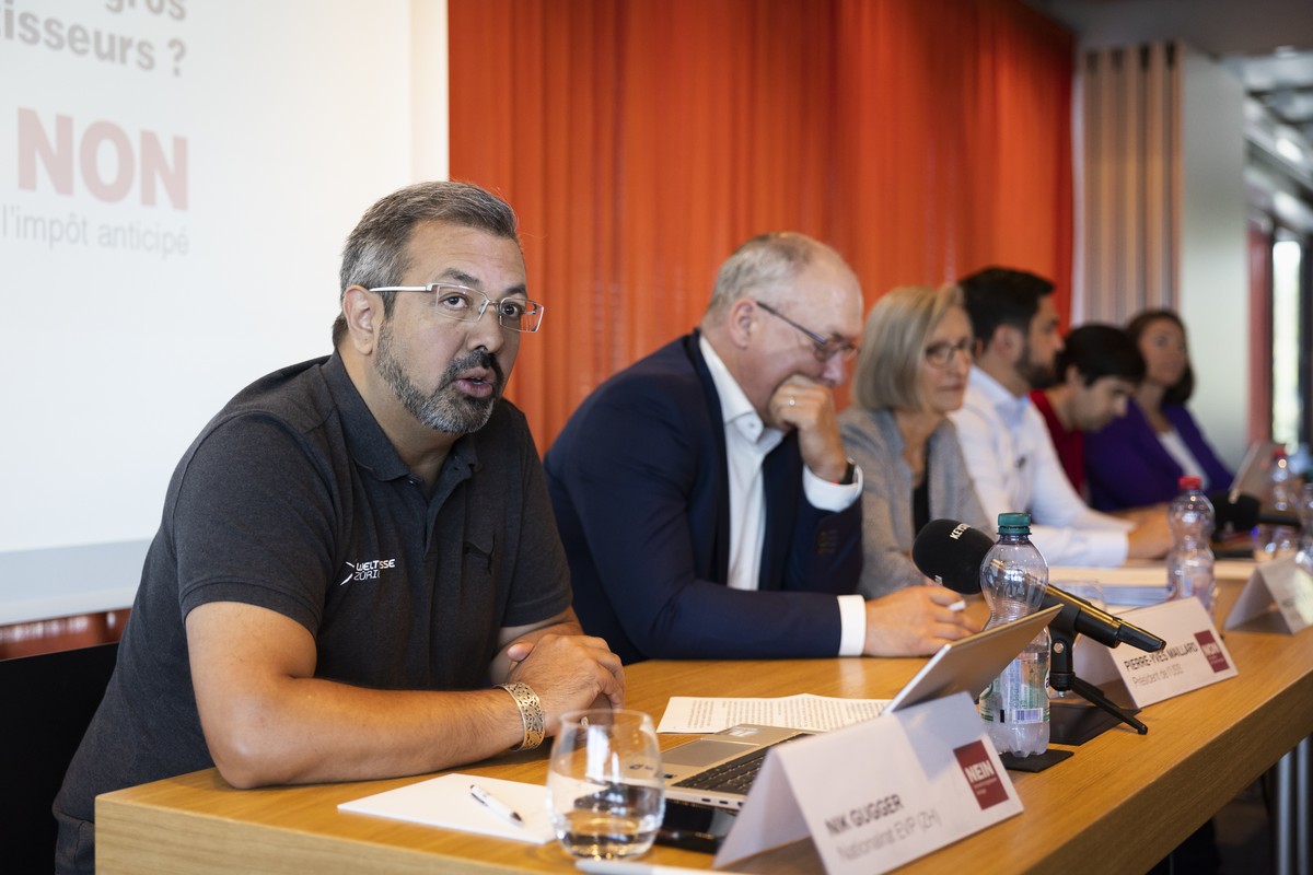 Nik Gugger, Nationalrat EVP-ZH, spricht neben Pierre-Yves Maillard, Nationalrat SP-VD, waehrend einer Medienkonferenz eines ueberparteilichen Gremiums zum Thema "Nein zur Verrechnungssteuer-Vorla ...