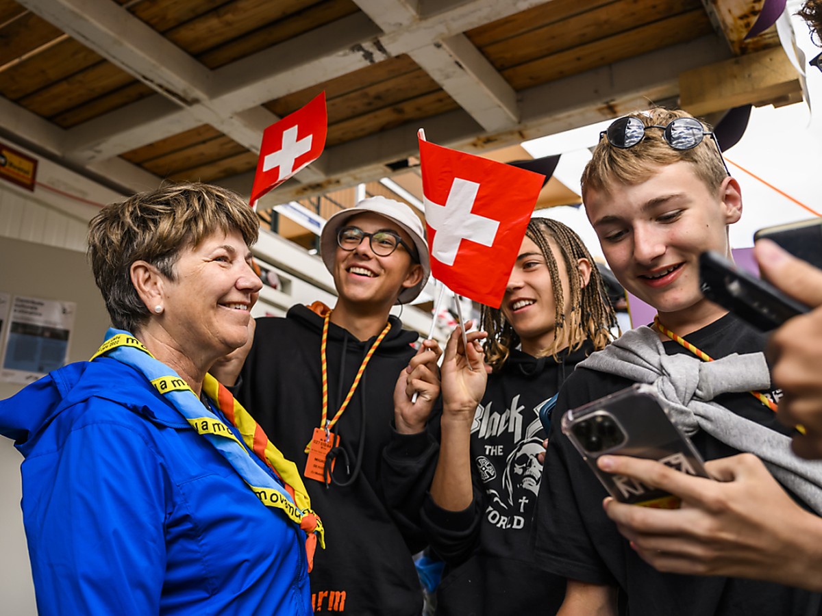 Viola Amherd s'est entretenue avec les jeunes participants du camp scout.