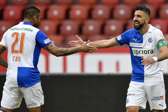 Die Grasshopper mit Torschuetze Caio, links, und Munas Dabbur, rechts, jubeln nach dem 2-0 beim Fussballspiel der Super League Grasshopper Club Zuerich gegen den FC Luzern im Stadion Letzigrund in Zue ...