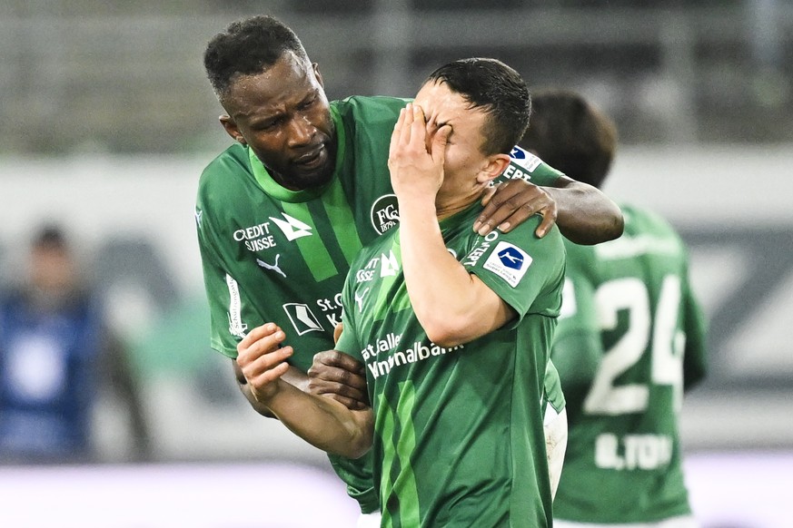 St. Gallens Abdoulaye Diaby, links, troestet Mattia Zanotti, der mit Rot vom Platz muss, im Fussball Super League Spiel zwischen dem FC St. Gallen und dem FC Winterthur, am Samstag, 17. Februar 2024,  ...