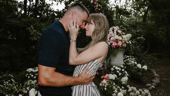 Taylor Swift, Travis Kelce engagement / Verlobung.