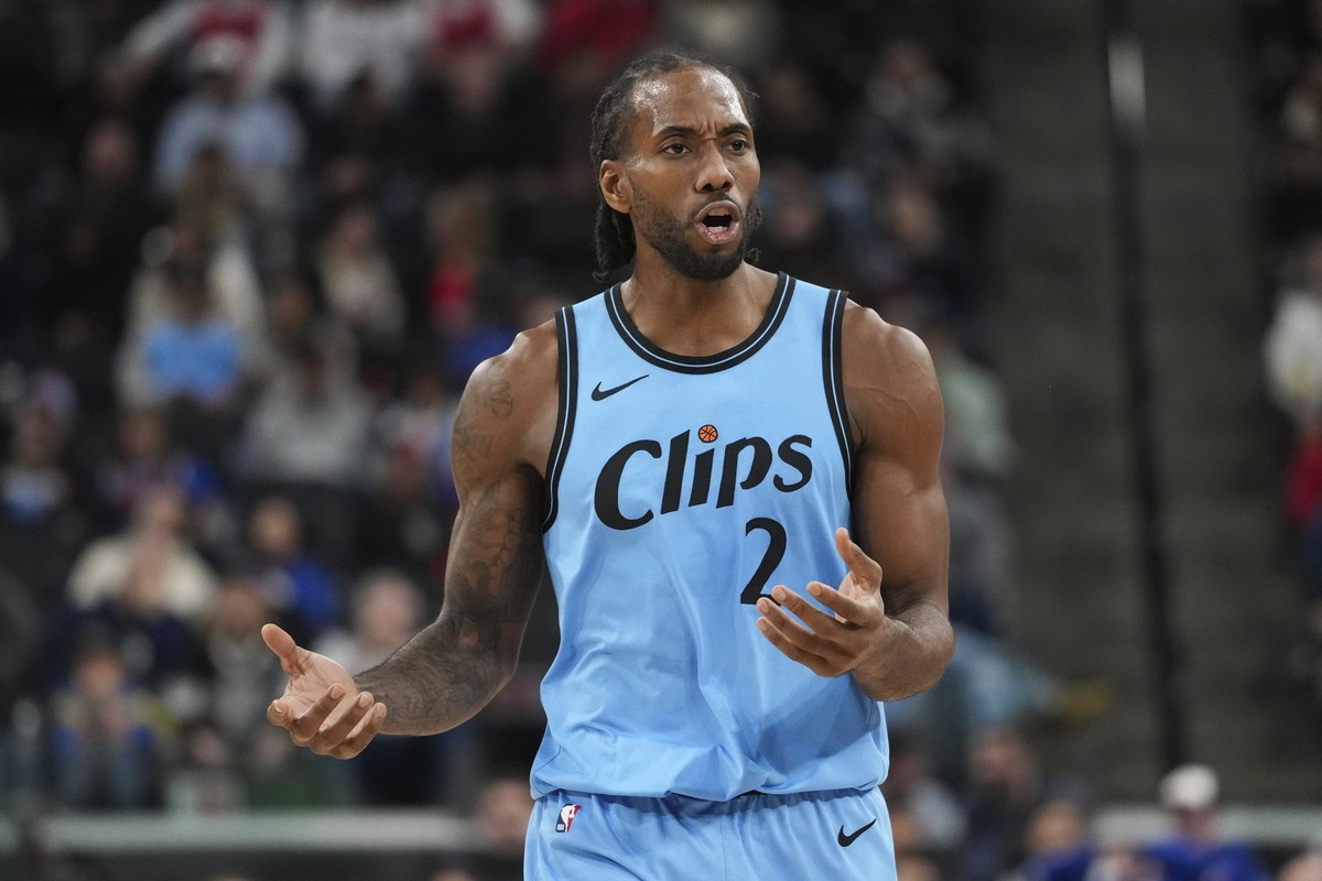 Los Angeles Clippers' Kawhi Leonard (2) reacts to a foul call on him during the second half of an NBA basketball game against the Utah Jazz Saturday, Feb. 8, 2025, in Inglewood, Calif. (AP Photo/ ...