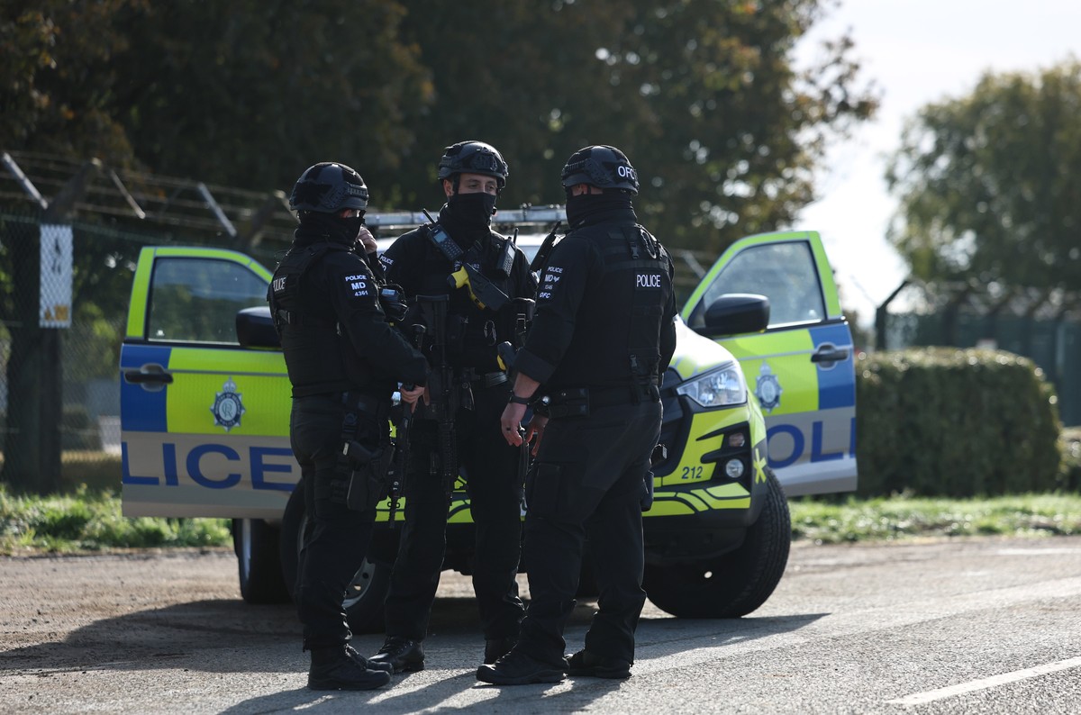 epa13268007 Armed police man a cordon outside RAF Fairford in Gloucestershire, Britain, 28 September 2026. Five men have been arrested on suspicion of explosive and terrorism offences after a major in ...