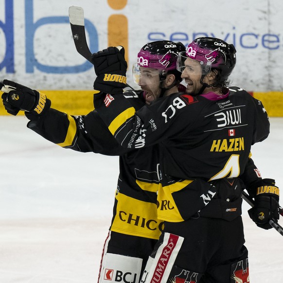 Ajoies Philip-Michael Devos, links, und Ajoies Jonathan Hazen, rechts, jubelt nach ein Tor zum 4-2 von Ajoies Frederik Gauthier (nicht fotografiert) beim sechsten Eishockey Playout Spiel der National  ...