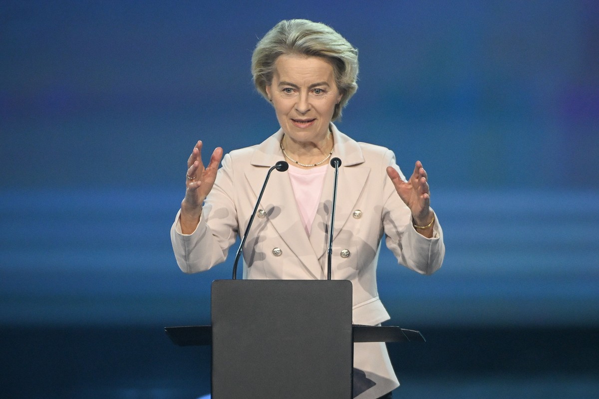 epa11884784 European Commission President Ursula von der Leyen addresses the official ceremony for 'Energy Independence Day', marking Lithuania's integration into the European Energy Ne ...