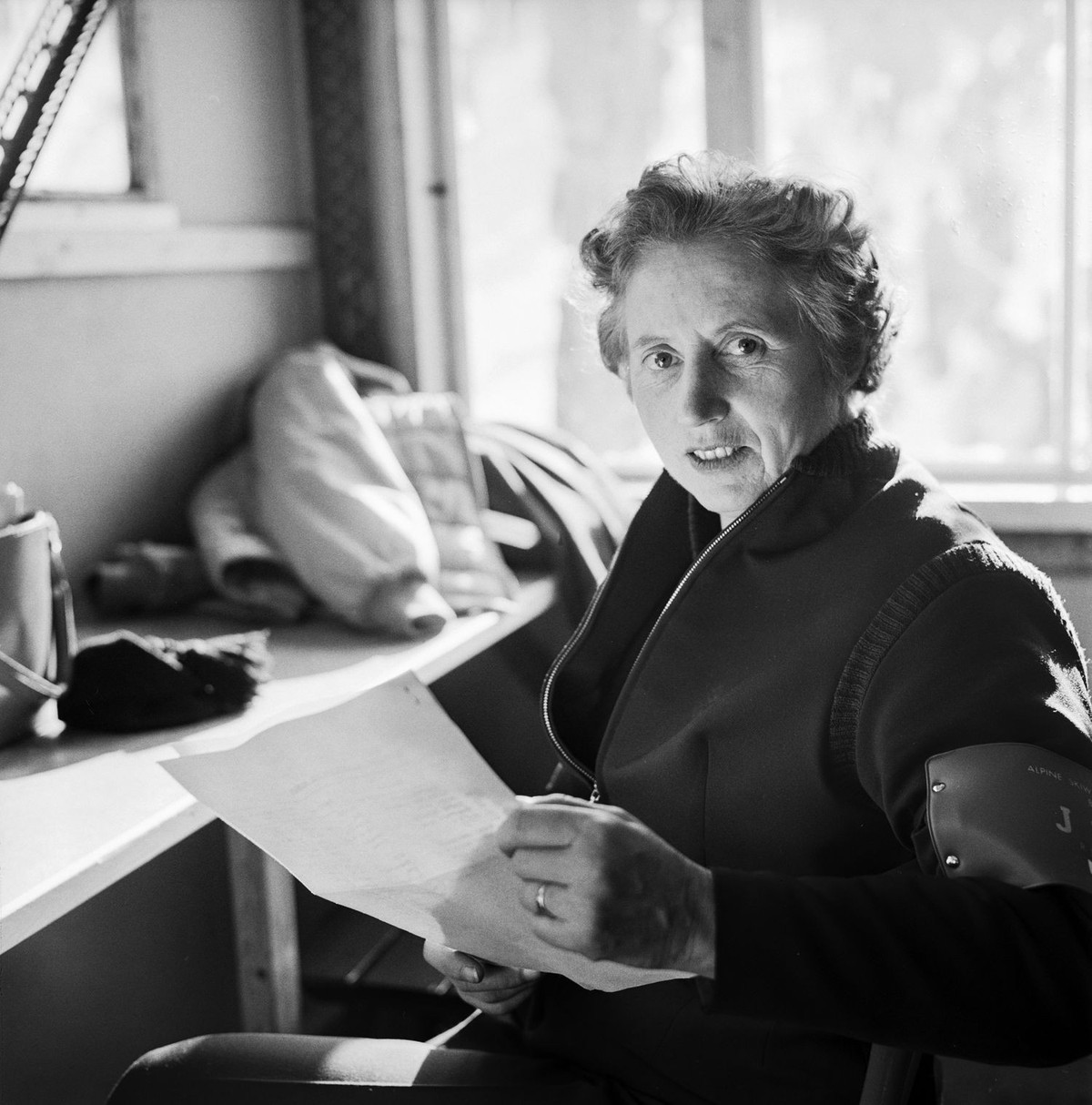 Die ehemalige Schweizer Skifahrerin und Mitbegruendrin des Schweizerischen Damen-Skiclubs SDS, Elsa Roth, nun Zentralsekreaterin des Schweizerischen Skiverbandes SSV, aufgenommen am 19. Juni 1965 in B ...