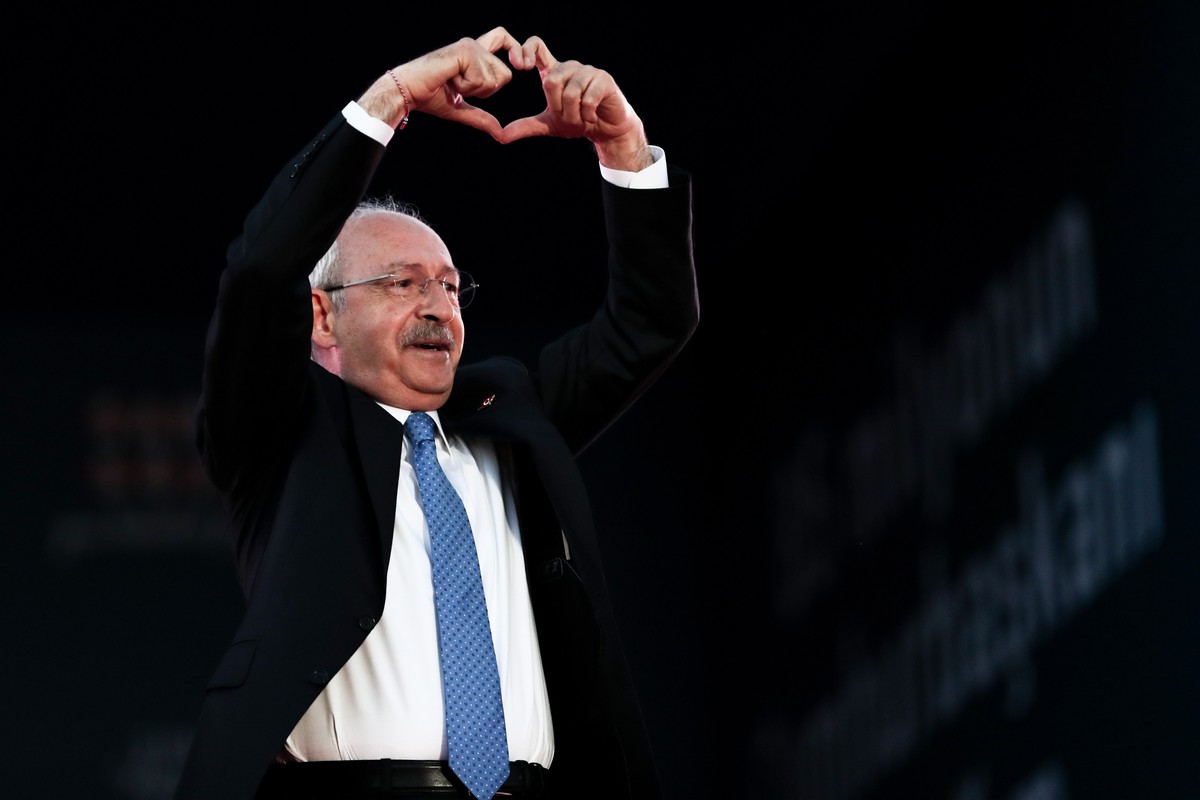 epa10612707 Turkish presidential candidate Kemal Kilicdaroglu, leader of the opposition Republican People's Party (CHP), reacts during an election campaign event in Istanbul, Turkey, 06 May 2023. ...
