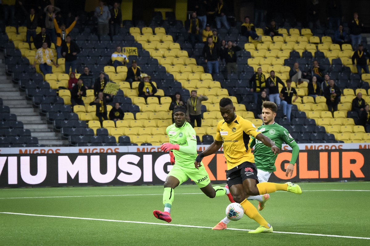 YBs Jean-Pierre Nsame, Mitte, schiesst ein Tor (1-0) gegen St. Gallens Torhueter Lawrence Ati Zigi, links, im Fussball Meisterschaftsspiel der Super League zwischen dem BSC Young Boys und dem FC St. G ...
