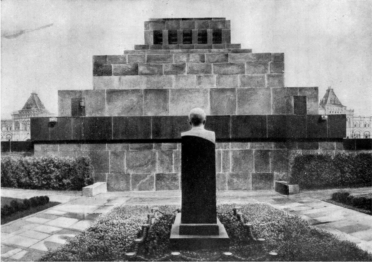 Nach seinem Tod im Jahr 1953 lag Stalin einige Jahre neben Lenin im Mausoleum. Die Inschrift über dem Haupteingang wurde in «Lenin Stalin» geändert. 1961 liess Chruschtschow im Zuge der Entstalinisier ...
