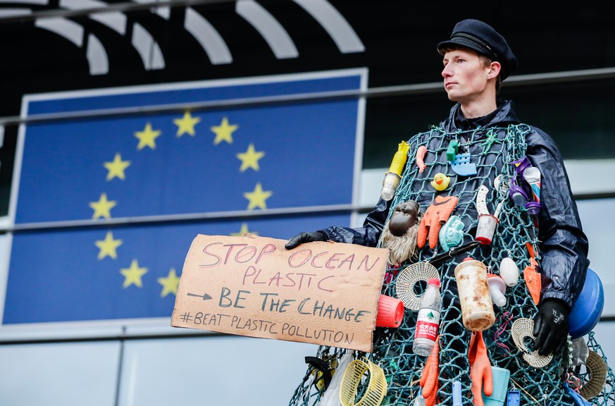 epa07325044 People take part in a march called &#039;Rise for Climate&#039; in Brussels, Belgium, 25 January 2019. More than 70,000 people take part at the march, according to the police. EPA/STEPHANI ...