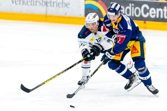 EV Zugs Nico Gross, rechts, gegen HC Ambri-Piottas Daniele Grassi im Eishockey Qualifikationsspiel der National League zwischen dem EV Zug und dem HC Ambri-Piotta am Freitag, 29. Oktober 2021 in der B ...