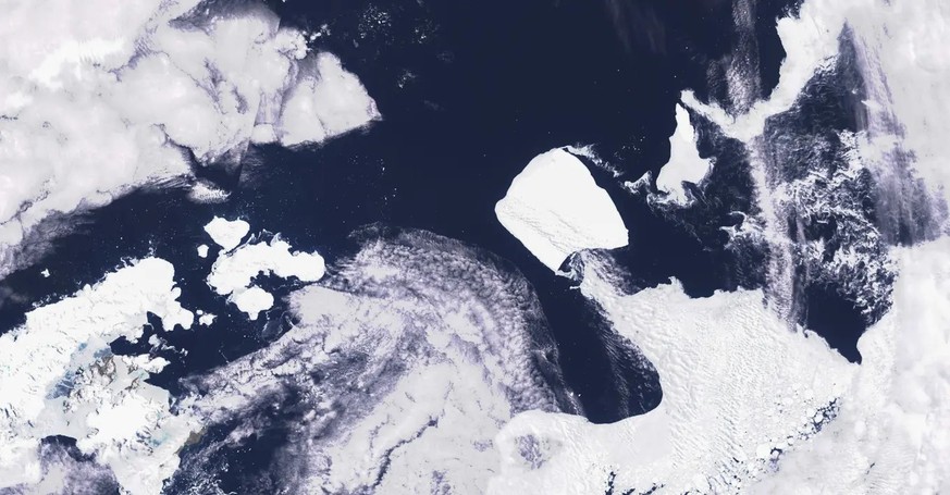 Der Blick vom Satelliten aus zeigt den Eisberg A23a im Meer schwimmend bei der Antarktis.