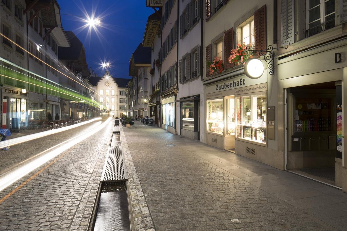 Die Rathausgasse in der Altstadt einem der sichtbaren urspruenglichen Baeche, in Aarau, aufgenommen am 18. Oktober 2013. (KEYSTONE/Gaetan Bally)

The Rathausgasse in the old pat of the town, with one  ...