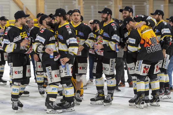 Ajoies Mannschaft feiert nach dem sechsten Eishockey Playoff-Finalspiel der Swiss League zwischen dem HC Ajoie und dem EHC Kloten am 28. April.