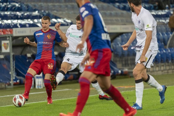 epa08694804 Basel&#039;s Andrea Padula (L) fights for the ball against Anorthosis&#039; Kostakis Artymatas (2-L) during the UEFA Europa League third qualifying round soccer match between FC Basel 1893 ...