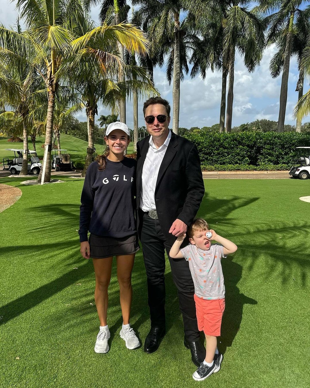 Elon Musk, son fils X et Kai Trump, dimanche, sur le golf de Mar-a-Lago.
