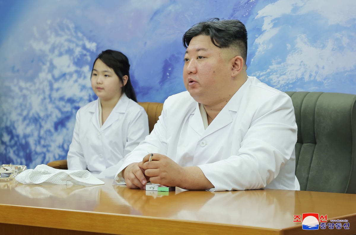 Le dirigeant nord-coréen Kim Jong-un, en compagnie de sa fille Kim Ju-ae, lors d'une conférence de presse.