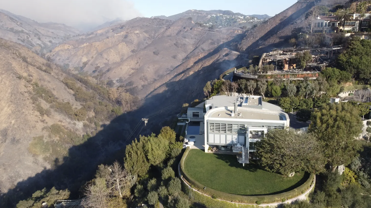 Alors que la maison de Tom Hanks, composée de quatre chambres et de cinq salles de bains, semble intacte, l'immense manoir à flanc de falaise juste au-dessus a été détruit.