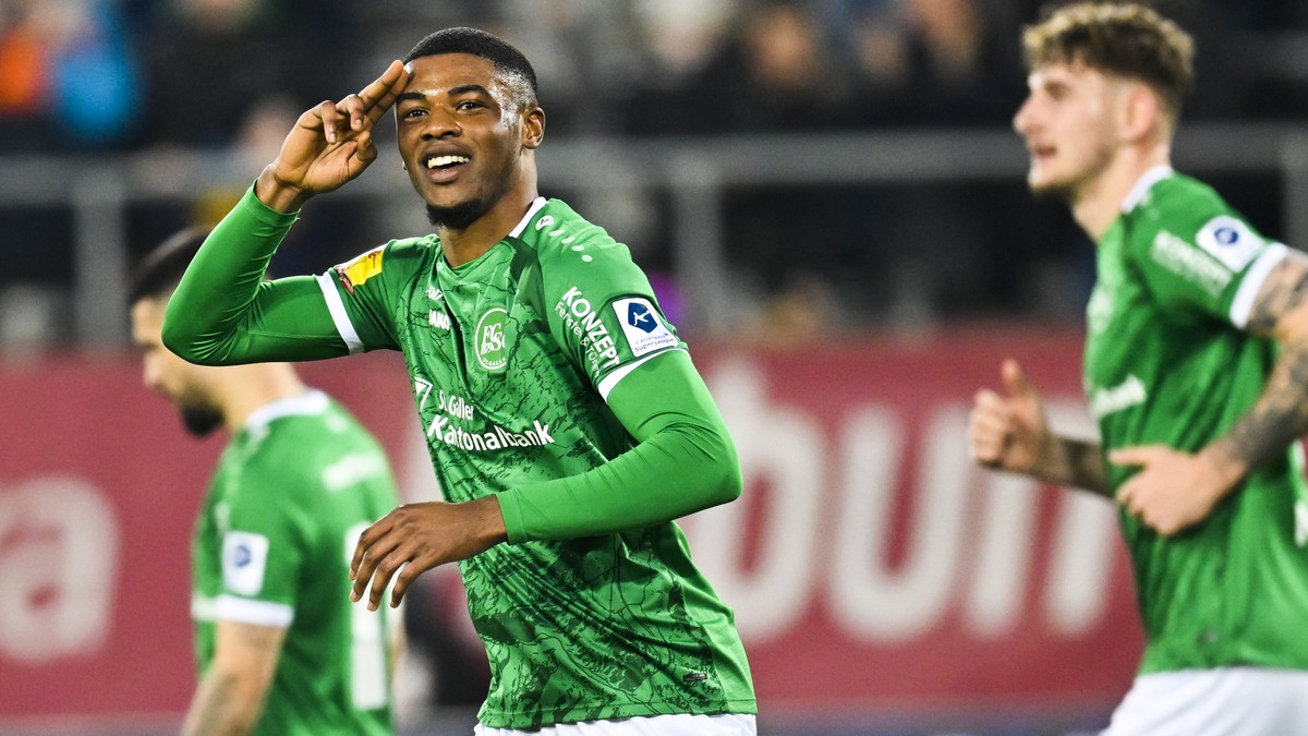 St. Gallens Kwadwo Duah bejubelt sein 3-2 im Fussball Super League Spiel zwischen dem FC St. Gallen und dem FC Luzern, am Samstag, 19. Maerz 2022, im Kybunpark in St. Gallen. (KEYSTONE/Gian Ehrenzelle ...