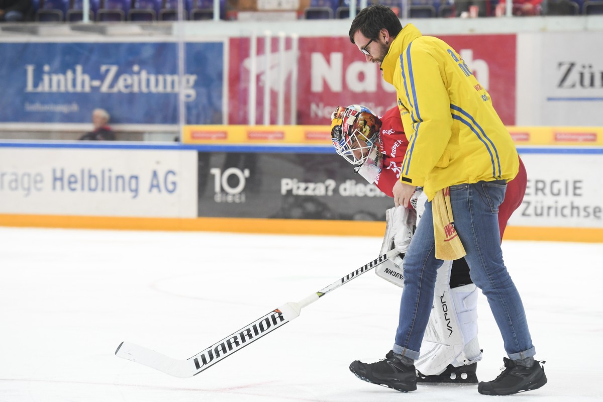 Rapperswil's Goalie Noel Bader muss verletzt vom Eis, im Eishockeyspiel der National League zwischen den Rapperswil-Jona Lakers und dem Lausanne HC, am Samstag, 22. Februar 2020, in der St. Galle ...