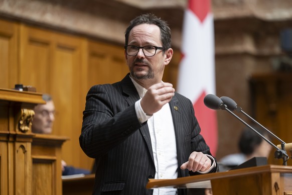 Nationalrat Balthasar Glaettli, GP-ZH, spricht waehrend der Debatte ueber die Volksinitiative "Fuer eine Einschraenkung von Feuerwerk", waehrend der Wintersession der Eidgenoessischen Raete, ...