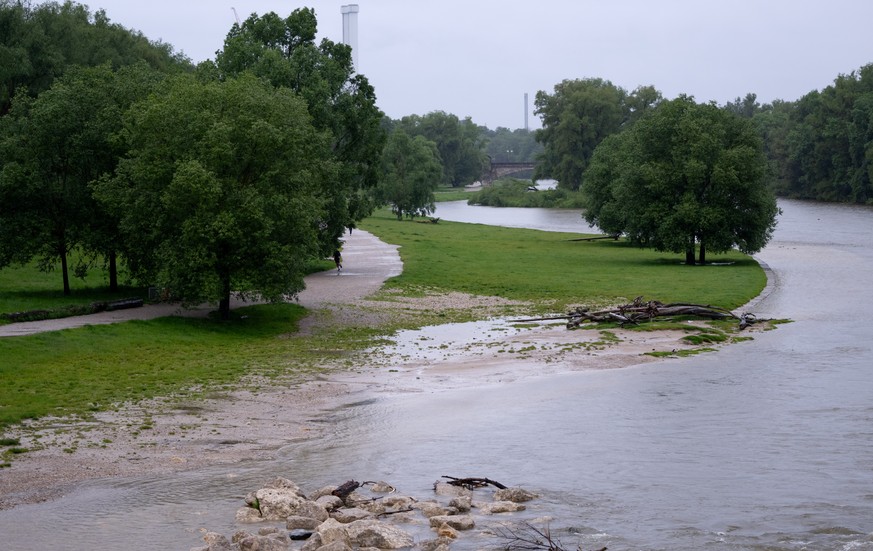31.05.2024, Bayern, M�nchen: Die ersten Wiesenfl�chen sind am Ufer der Isar vom Wasser �bersp�lt. In Bayern m�ssen sich die Menschen in vielen Landesteilen auf Regen und Gewitter einstellen. Besonders ...