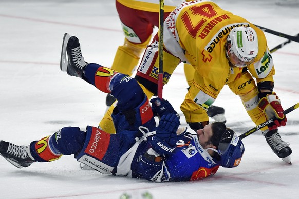 Der Bieler Marco Maurer, rechts, zwingt Zuerichs Denis Hollenstein, links, auf Eis beim Eishockeyspiel der National League ZSC Lions gegen den EHC Biel im Zuercher Hallenstadion am Dienstag,23. Oktobe ...