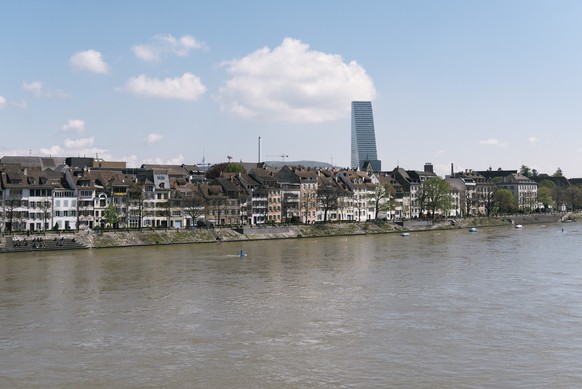 Kanton Basel-Stadt: The shore of the Rhine River with the Roche Tower in the background, pictured in Basel, Switzerland, on April 19, 2016. (KEYSTONE/Christian Beutler)