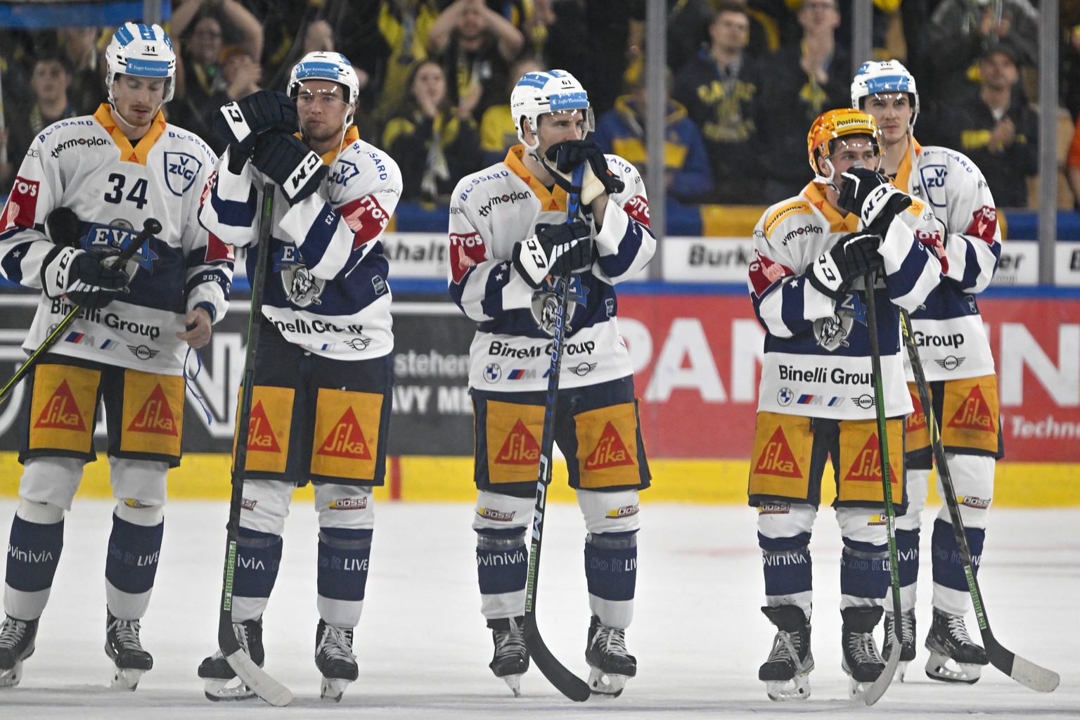 Enttaeuschte Gesichter bei den Zugern mit Peter Cehlarik, Christian Djoss, Sven Leuenberger, PostFinance Top Scorer Lino Martschini, und Nico Gross, nach dem 5:3 verlorenem Spiel, im Eishockey-Qualifi ...