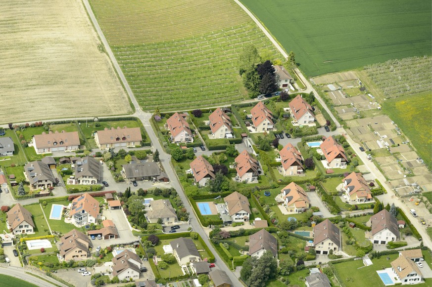 ARCHIVBILD ZU DEN HEUTIGEN MEDIENKONFERENZEN UEBER DIE ZERSIEDELUNGSINITIATIVE, AM DIENSTAG, 8. JANUAR 2019 - Vue aerienne d&#039;un quartier d&#039;habitation, au bord des champs du village d&#039; E ...