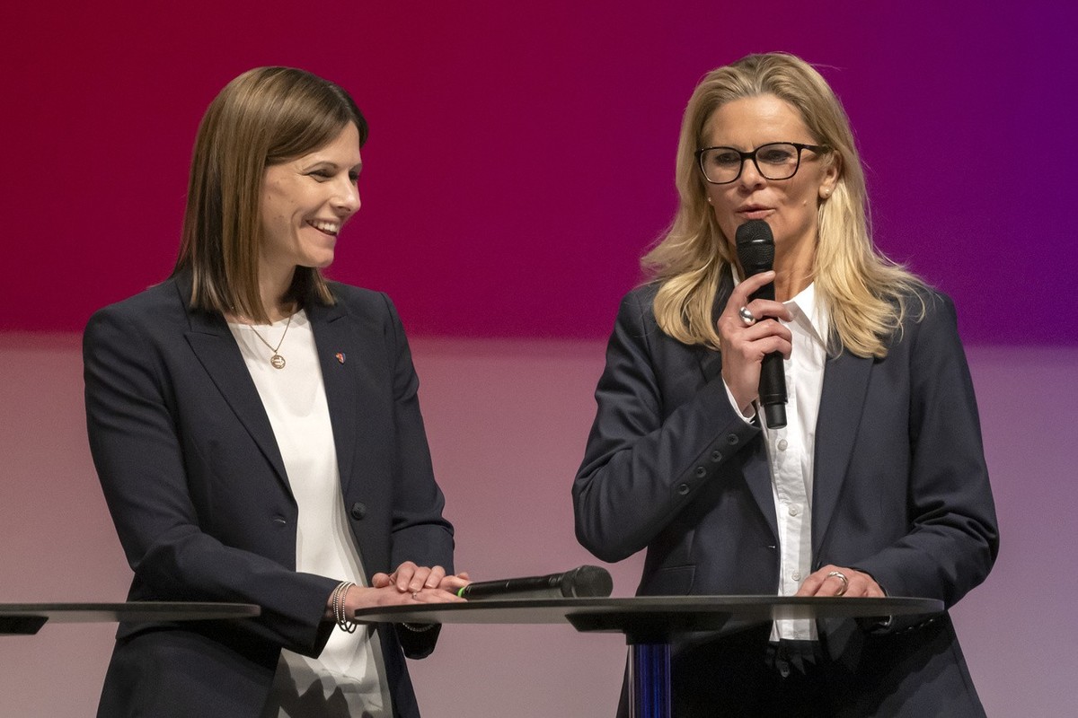 Andrea Haener-Roth, links, und Nicole Leuthardt, rechts, werden neu in den vorstand gewaehlt an der 130. ordentlichen Mitgliederversammlung des FC Basel 1893 in Basel, am Montag, 6. Mai 2024. (KEYSTON ...