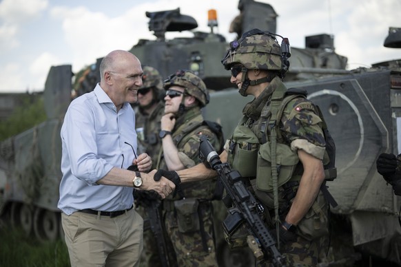 Bundesrat Martin Pfister spricht mit Schweizer Soldaten vor einem Schuetzenpanzer 2000 am Truppenversuch TRIAS 25 der Schweizer Armee, am Donnerstag, 1. Mai 2025, auf dem Truppenuebungsplatz in Allent ...