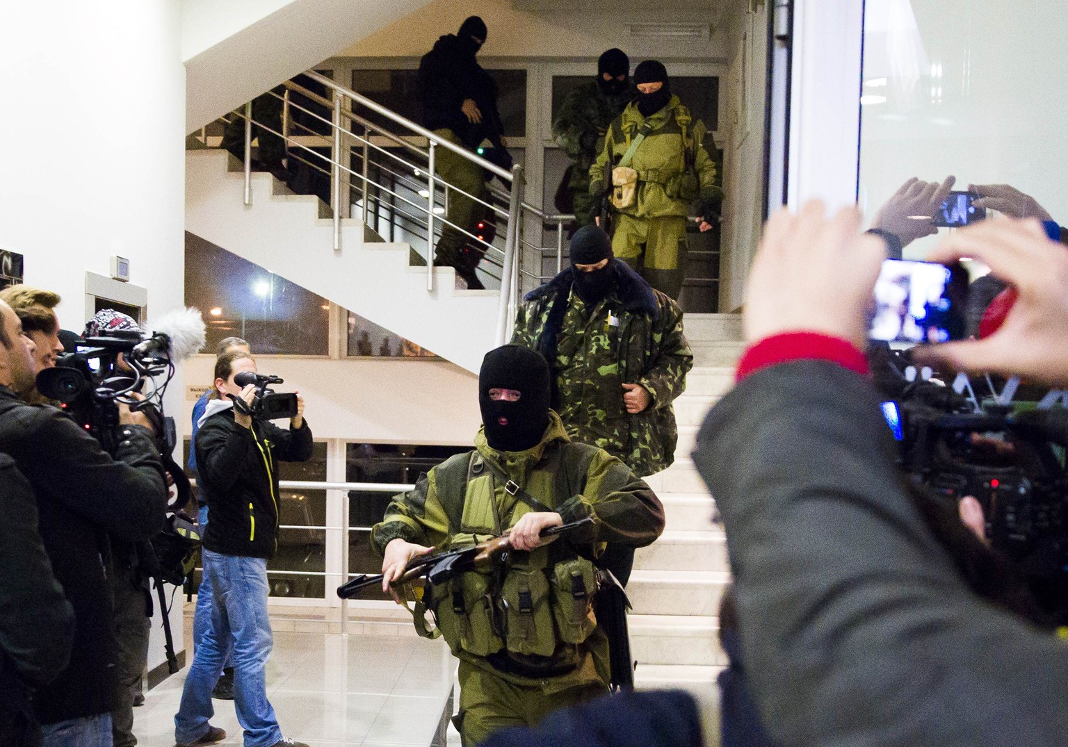 «Falscher Alarm» oder «geplante Übung»? Bewaffnete prorussische Milizen im Hotel Moskau in Simferopol.