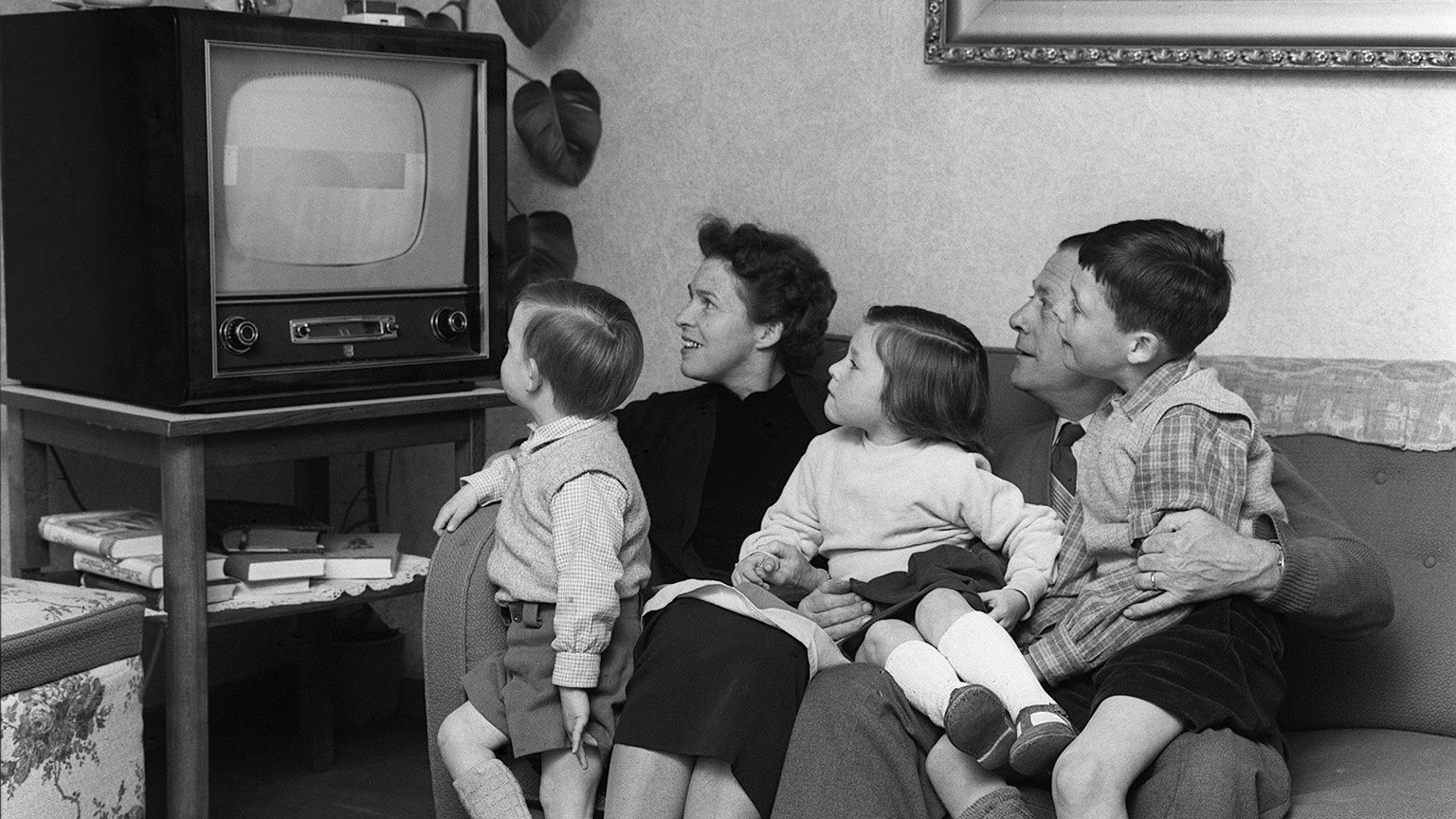 ARCHIVE --- AM 1. JANUAR 1958 BEGINNT DER REGULAERE BETRIEB DES SCHWEIZER FERNSEHENS. DIE VERSUCHSPERIODE MIT EINZELNEN FERNSEHSENDUNGEN IST DAMIT ABGESCHLOSSEN. NEU TEILT SICH DIE ENTWICKLUNG DES MED ...