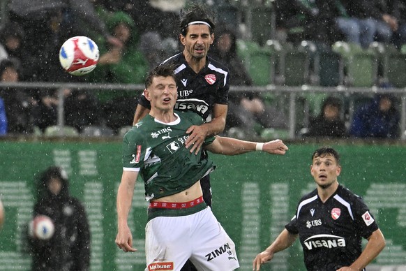 Der St. Galler Carlo Boukhalfa, links, gegen den Thuner Jan Bamert, rechts, beim Fussballspiel der Super League FC St. Gallen gegen den FC Thun im Kybunpark in St.Gallen am Samstag, 4. OKtober 2025. ( ...
