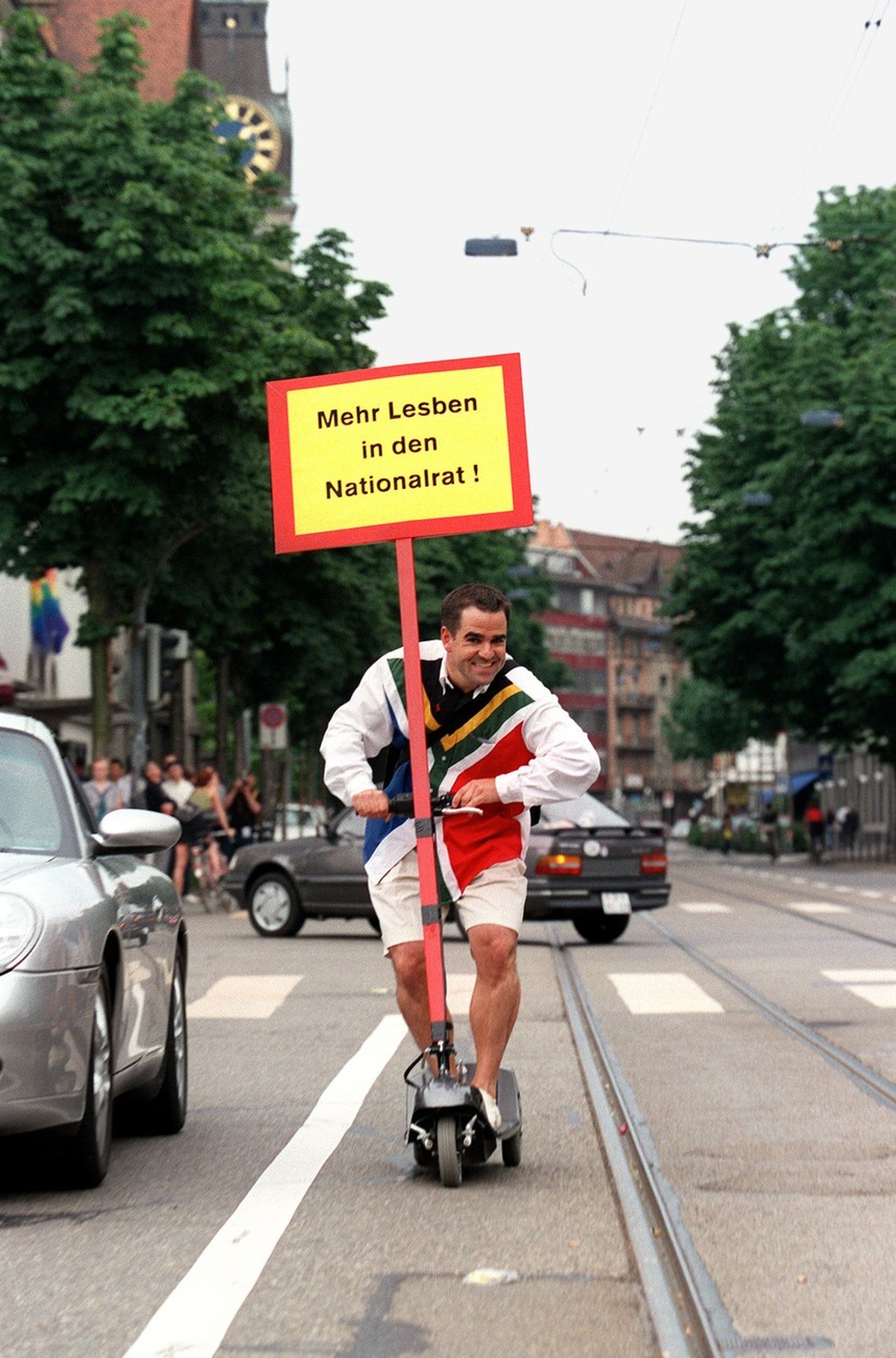 Am Christopher Street Day in Zuerich haben am Samstag 26. Juni 1999 mehrere Tausend Teilnehmerinnen und Teilnehmer gleiche Rechte fuer die Homosexuellen gefordert. Mit zum Teil schrillen Kostuemen, fa ...