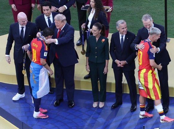epa13121758 US President Donald Trump (3-L) hangs a gold medal on Yeremy Pino of Spain (2-L) as Spanish King Felipe VI (2-R) hugs Dani Olmo of Spain (R) during the awards ceremony after the FIFA World ...
